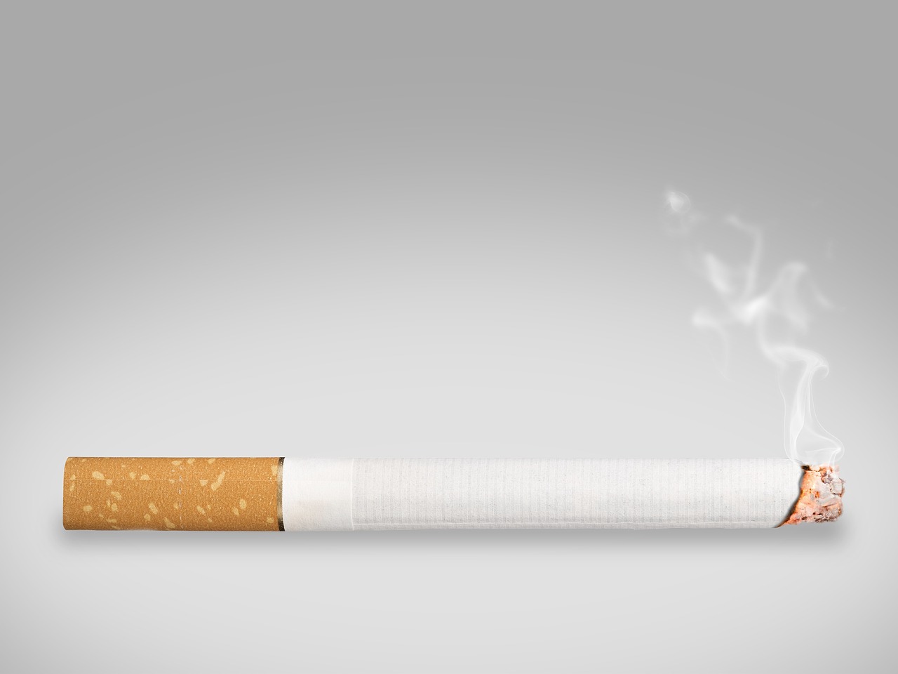 zapálená cigareta