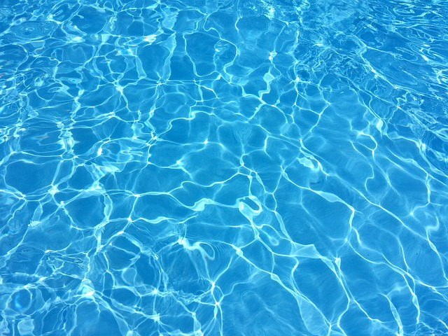 hladina bazénu